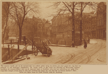 873465 Gezicht over de besneeuwde Oudegracht ter hoogte van de Jansbrug te Utrecht.